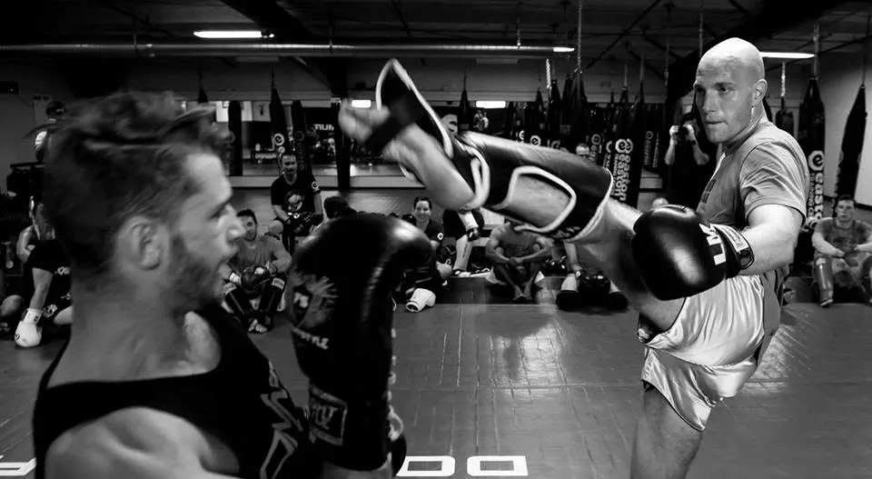 Eitan landing a high kick while sparring with Ognjen Topić
